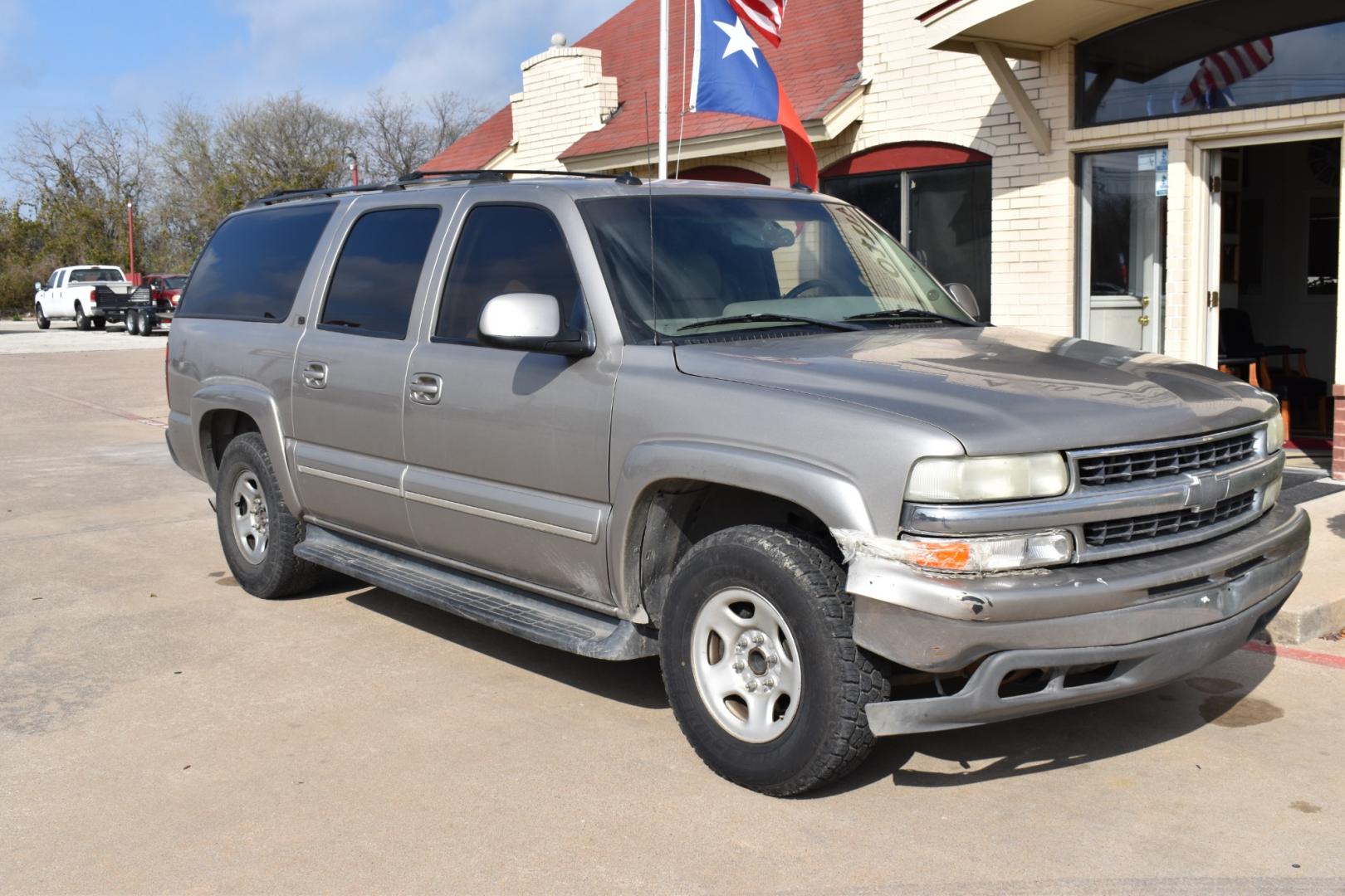 2003 Gold /Tan Chevrolet Suburban (1GNEC16Z23J) with an V8, 5.3.0L engine, 4 SPEED AUTOMATIC transmission, located at 5925 E. BELKNAP ST., HALTOM CITY, TX, 76117, (817) 834-4222, 32.803799, -97.259003 - Buying a 2003 Chevrolet Suburban can offer several benefits, including: Spaciousness: The Suburban is known for its ample interior space, making it great for large families, hauling cargo, or even converting into a camper. Towing Capacity: It's equipped with a robust engine and frame, allowing it - Photo#5